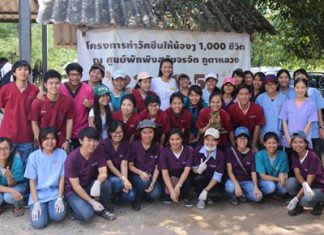 Chollada Mekratri poses with the veterinarian students from Chula University from Bangkok.