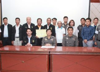 (Seated, L to R) Mayor Itthiphol Kunplome, Pol. Col. Pisit Proirungrot, deputy commander of Chonburi Provincial Police (acting for the commander of Chonburi Provincial Police), and Pol. Col. Sukthat Pumpunmuang, superintendent of Pattaya Police Station, co-sign the agreement.