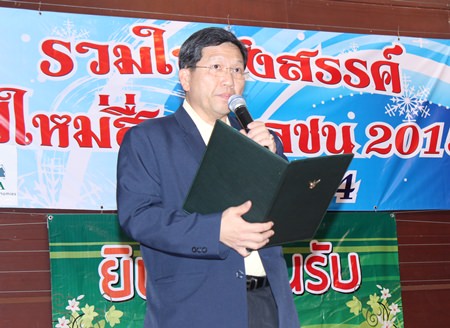 Muang Chonburi District Chief Lerson Sasipong presides over the event.