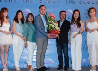 Pongsatorn Jiraprasert (4th left) and Paranee Jiraprasert (2nd right), project directors of the S-Fifty Cloud Condominium, receive congratulations during the grand opening of the 5th phase of the project.