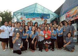 Doctors and city officials from the “Doctor at Home” program visit the Soi Khopai Community in South Pattaya.