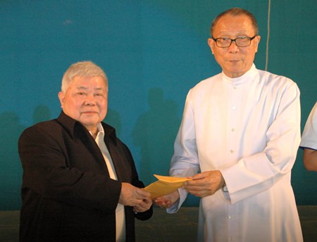 Dr. Chatchai Saengsuriyachat and Father Michael Weera exchange presents.