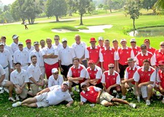 The two teams pose for a photo during the 2015 Mulberry Ryder Cup.