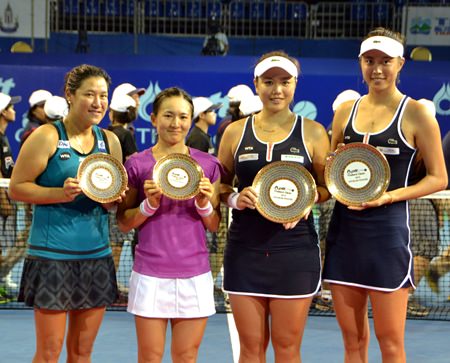 Doubles champions the Chan sisters (right) pose for a photo with beaten finalists Tamarine Tanasugarn (left) and Shuko Aoyama.