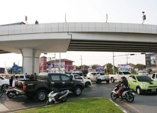 A motorcyclist was killed when he lost control of his bike on the Highway 7 overpass in North Pattaya and was vaulted over the side.