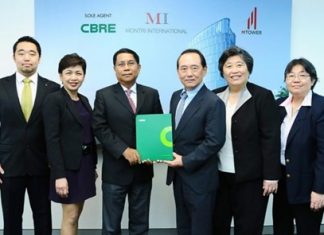 Vijien Lamsam (3rd from right), Managing Director, Somsri Lamsam (2nd from right), Director of Montri International Co., Ltd., Nithipat Tongpun (3rd from left), Executive Director, and Maneerat Vichitrattana (2nd from left), Director of CBRE Thailand, attend a signing ceremony at the beginning of April for the sole agency appointment.