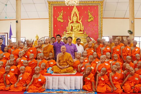 Sattahip Temple Abbot Tasanee Kunakorn (center) poses with officials and the novices being ordained to honor HRH Princess Maha Chakri Sirindhorn on the start of her 61st year.