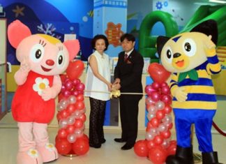 Kidzoona Managing Director Hirotaka Fukumori and Royal Garden Plaza Pattaya General Manager Lalitha Wimolpan cut the ribbon to officially open the new Kidzoona children’s area.