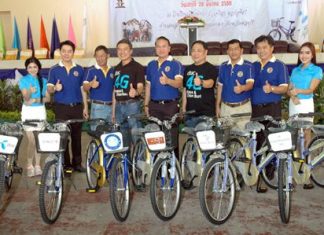 Pattaya Provincial Court Chief Justice Apichart Thepnoo (center), along with guests of honor from the Ramkhamhaeng Association, and DTAC, give thumbs up to the program.