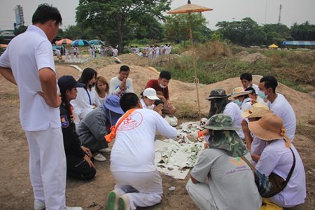 Members of Sawang organizations in Pattaya and Sa Kaeo exhume Pattaya graveyard internees without families to clean their bones and prepare them for a Buddhist cremation ceremony.