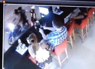 Images of two youths snatching a gold chain from a woman on Soi Buakaow were captured by closed-circuit cameras.