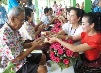 YWCA Chairwoman Praichit Jetapai (right) and YWCA members take part in the traditional “rod nam dam hua” ceremony at the Banglamung Home for the Elderly.