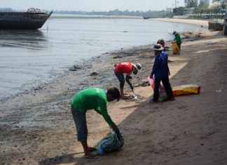 City workers clean the dark stains that marred the Naklua Beach, with most saying it looked like oil. However, a Marine Department spokesperson said it was natural sediment washed in by waves, not oil.