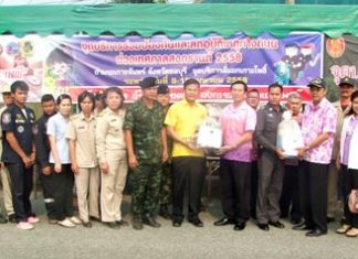 Chonburi Deputy Gov. Chamnanwit Taerat (center, right, holding bag) inspected police checkpoints in Koh Chan, Bo Thong, and Nong Yai districts during the busy Songkran travel season.