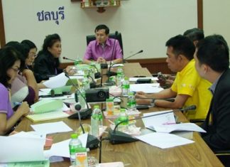 Chonburi Deputy Gov. Chamnanwit Taerat (seated at head of table) leads a meeting to assign agencies to publicize how the local government is using public money to help the public.