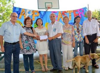 The donation for the Easter Party of the International Meditation Group was 10,000 Baht. (From left) Tony Portman, Elfi Seitz, Radchada Chomjinda, Dr. Otmar and Dr. Margret Deter, Gung and Gerhard Cyganek.