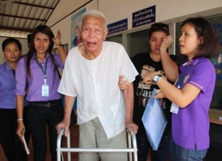 After his indigent family abandoned him at Thepprasit Temple, 81-year-old Jun Boonsaeng was rescued by caring folks from the Banglamung Home for the Elderly.