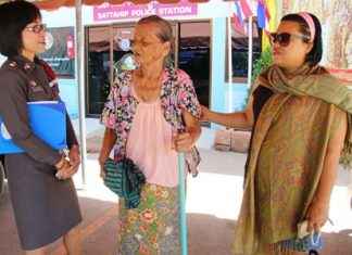 (L to R) Pol. Capt. Kanjanaphat Pataveesrisud was able to help return 87-year-old suspected Alzheimer’s Disease victim Tong Sukomol to her niece, Kanokporn Charonesuk.