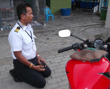 Foul-mouthed bus driver Kamolthum Kaewcharoen, stopped by police for his antics, got down on his knees to beg officers and drivers not to tell his boss.