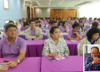 Nongprue Mayor Mai Chaiyanit (inset) presents the history and duties of Nongprue Municipality, and details community developments to students studying government management and public laws at the King Prajadhipok Institute.