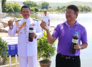 Vice Adm. Wipark Noijinda (left) and Sattahip Mayor Narong Bunbancherdsri (right) lead navy and civilian volunteers to help restore clean water to the Nong Takian reservoir as part of their celebrations for Abhakara Day.