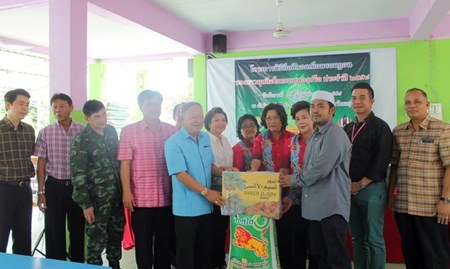 Local officials donate rice and necessities to Darul Ibada Mosque to celebrate the beginning of Ramadan.