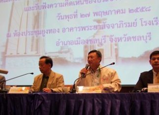 NRC Chonburi delegate and former governor Pracha Taerat (2nd right) presides over a public hearing on the nation’s draft constitution.