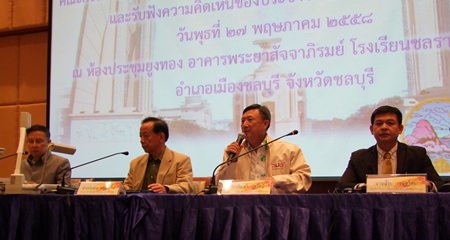 NRC Chonburi delegate and former governor Pracha Taerat (2nd right) presides over a public hearing on the nation’s draft constitution.