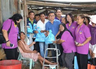 Deputy Mayor Wutisak Rermkitkarn, health volunteers, and Pattaya public health officers paid a visit to 71-year-old Jee Thongkam in the Baan Nernrodfai Community to donate necessities and funds for living.