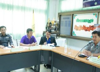 Banglamung District Chief Chakorn Kanjawattana (right) announces that Pattaya has signed an agreement with Prasae reservoir to bring 40 million cubic meters of water to Mabprachan.