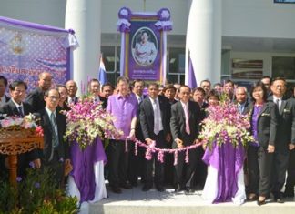 Judges and conciliators of Pattaya Provincial Court cut the ribbon to open the Mediation Center.