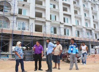 Deputy Mayor Verawat Khakhay (2nd left) lets head of operations Annan Chongko (left) know that residents nearby are being affected when it rains. Annan agreed to cooperate to find a way to resolve the problem.