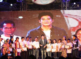 After the certificate ceremony, surprise guest, actor Teeradej “Alex” Methawarayuth, turned up to offer photo opportunities with the students.