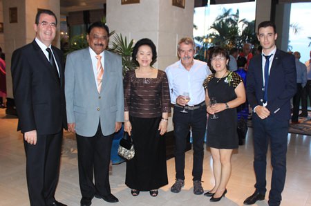 (L to R) Antonello Passa (GM Royal Cliff), Peter Malhotra (MD Pattaya Mail Media Group), Panga Vathanakul (MD Royal Cliff Hotels Group), Peter Cummins (wine connoisseur extraordinaire), Kim Snyder (Casa Pascal), and Hugo Acket (Vanichwathana (Bangkok) sales manager).