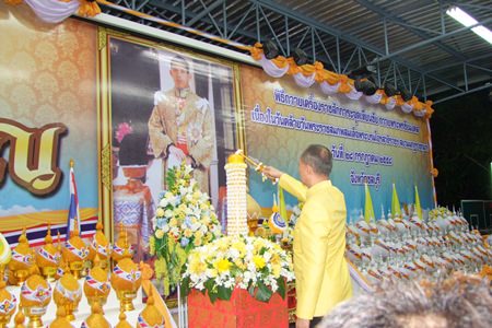 Chonburi Governor Khomsan Ekachai lights a ceremonial candle after the presentation of flower cones in honor of HRH Crown Prince Maha Vajiralongkorn’s birthday July 23.