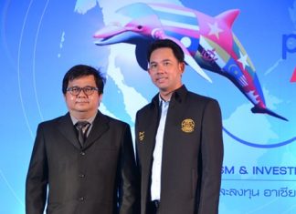 Well-known director Pradya Pinkaew (left) has been hired to produce a music video to help Mayor Itthiphol Kunplome (right) better promote tourism here once the ASEAN Economic Community begins.