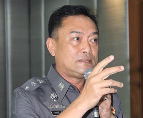 Pol. Col. Worapong Rerngtham, deputy commander of Royal Thai Police Region 2, lectures about laws pertaining to protection of women and children and prosecutions under these laws.