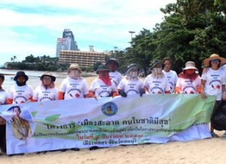 Australian tourist Bob Borgiani (far right) poses on Pattaya Beach with workers from the clean-up team sent by city hall, Wednesday, August 5.
