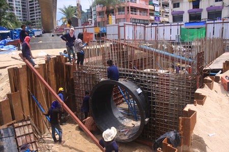 The PSI Engineering Co., Ltd., installing 3 meter wide pipes near Soi 6 Pattaya Beach Road, have said they are likely to complete the project by December.