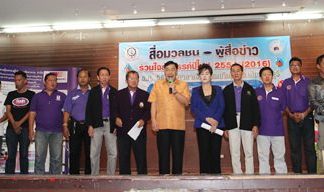 Chonburi Deputy Gov. Phawat Lertmukhda (center) welcomes guests to the annual Chonburi Press Association year-end party.