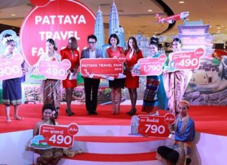 Rattanachai Sutidechanai, President of Tourism and Culture for Pattaya Council, and Siriwan Kiatwanitchsophon, Brand Manager of the Domestic Market for Air Asia, together open the Pattaya Travel Fair.