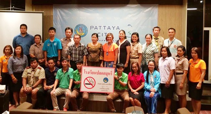 Public Health Department Director Supaporn Cherdchaiyapumi handed out “Smoke-Free” signs to 30 instructors and administrators of Pattaya public and private schools at city hall.