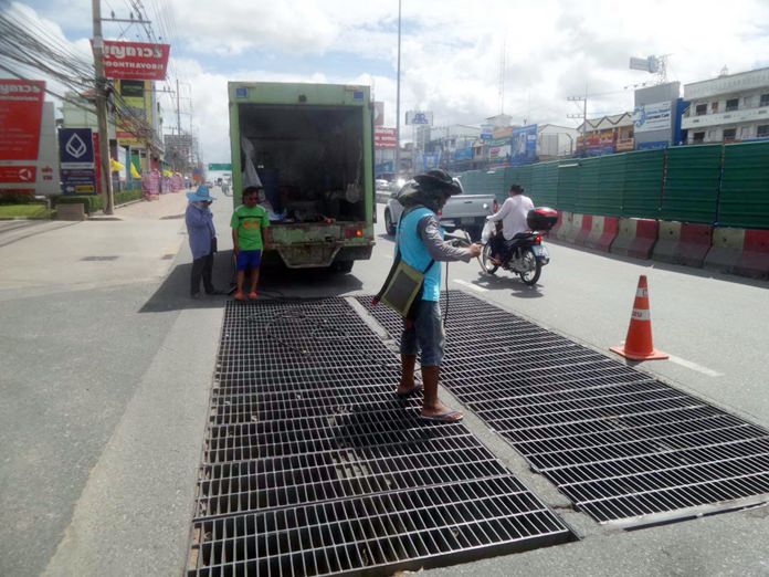 City workers fixed damaged drainage grates on Sukhumvit Road near the tunnel construction site.