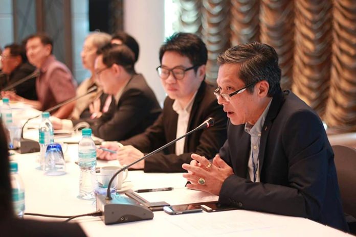 Acting Mayor Chanatpong Sriwiset leads a meeting of local business and government leaders tasked with collecting information on infrastructure, tourism and social services to lay the foundation for the proposed Eastern Economic Corridor. (Photo: PPRD)