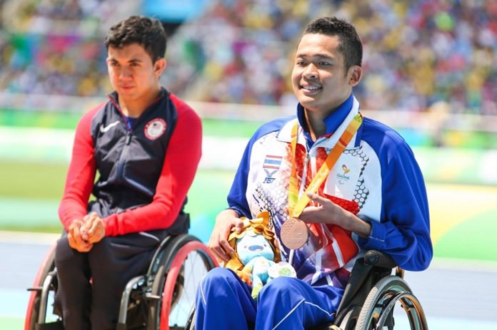 Pichaya Kurattanasir (right) won a bronze medal in the 1500m wheelchair race.