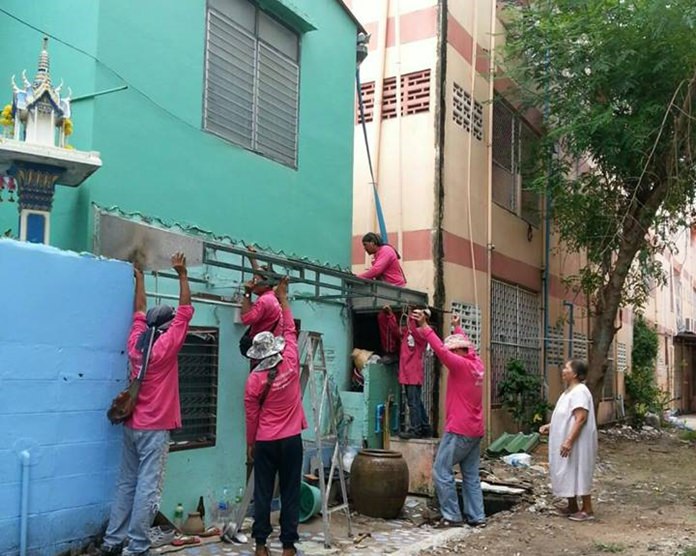 Engineers remove roof structures, chairs and tables in Soi Chalermprakiat 19.