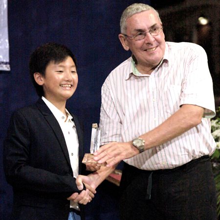 Phitchakon Ungpakornkaew (left) won the award for Most Improved Sailor (male).