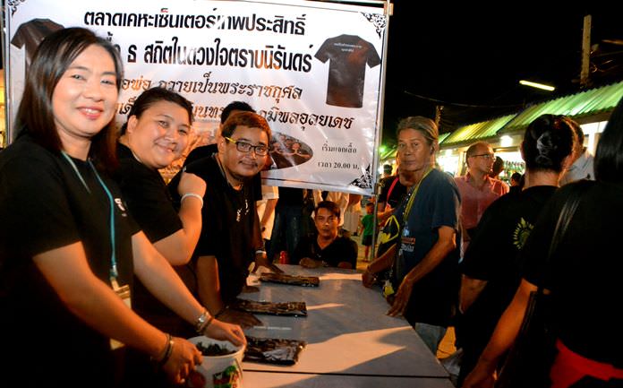 Muang Pattana Co., owners and organizers of the Keha Market, gave away 1,000 black shirts to mourners in honor of HM the late King.