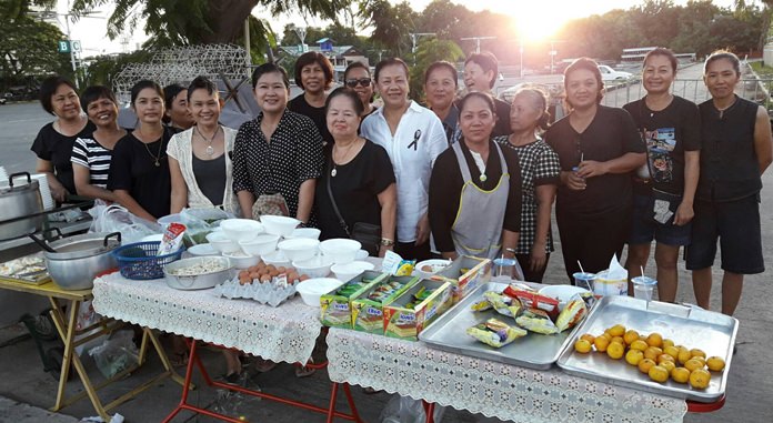 Sujin Rattanapreechawit, president of the Aerobics Club of Keha Thepprasit, joined 20 neighbors in collecting funds to purchase the raw materials and vegetables necessary to cook up meals in an effort to “Do good for Dad”.