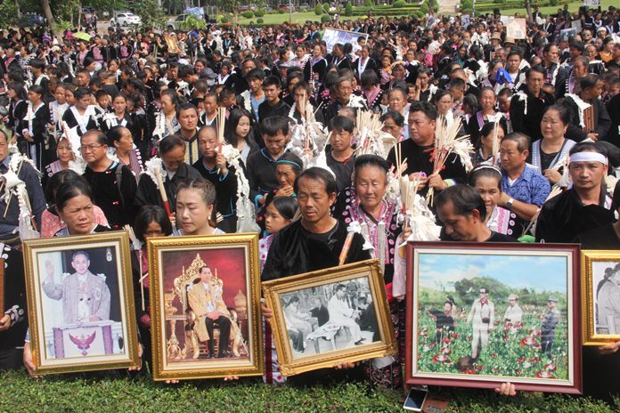 More than 3,000 ethnic Hmong people came to City Hall to pay their respects and show their love for His Majesty the King at a ceremony to mourn his loss.